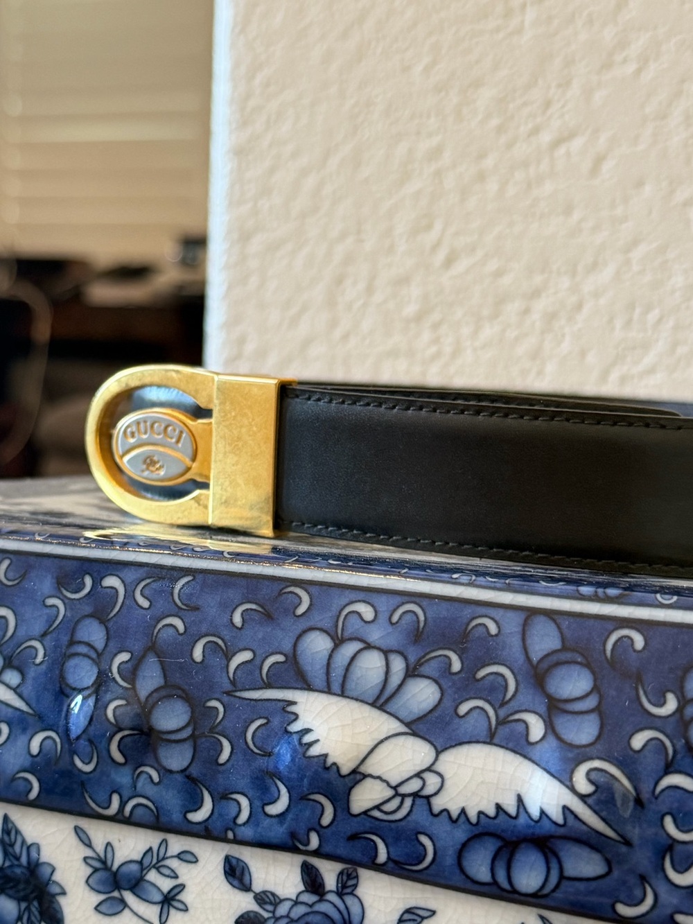 Gucci plus Black Leather Belt with Gold Oval Logo Buckle - Picture 2 of 7
